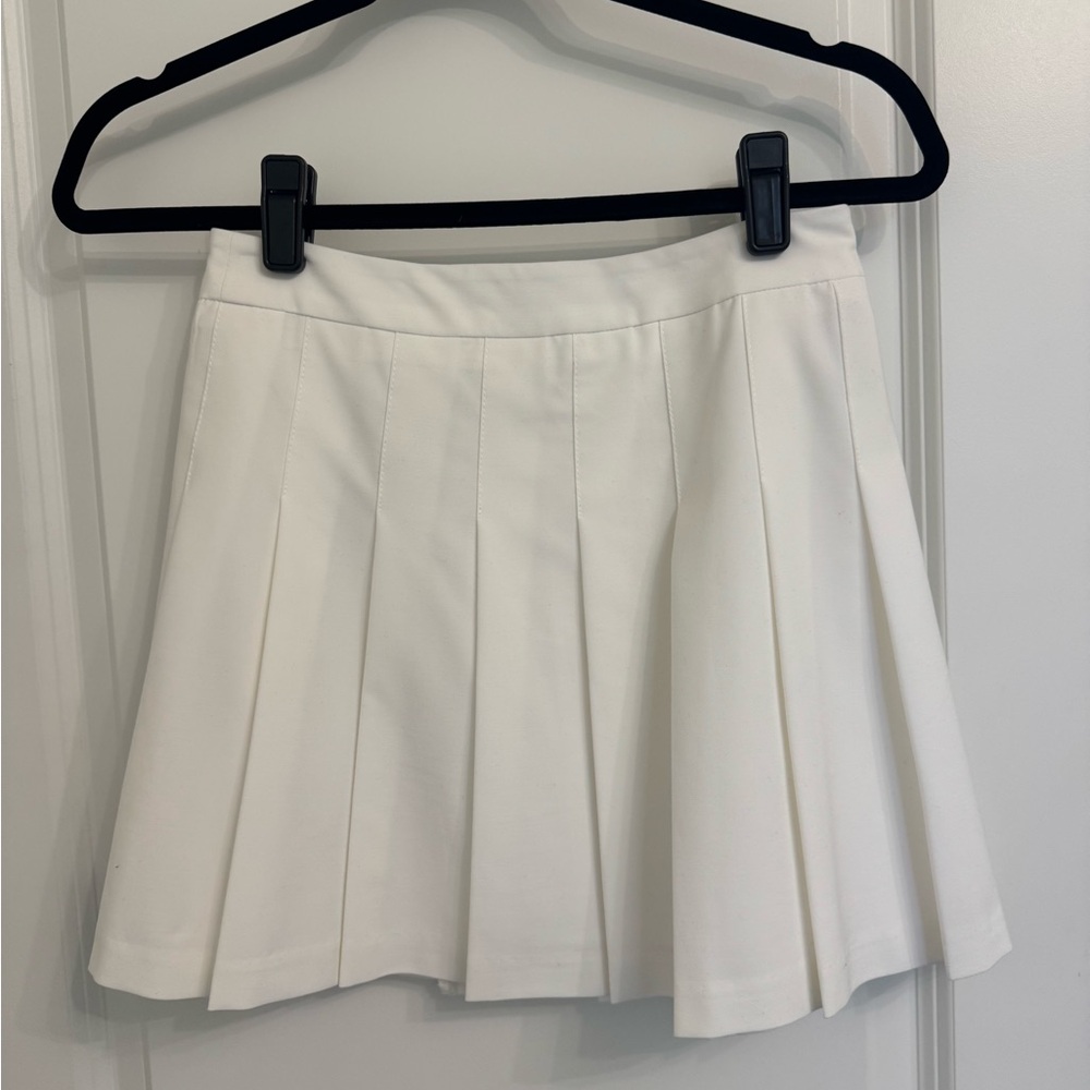 Women’s white Sunday Best pleated mini skirt. Size 2.